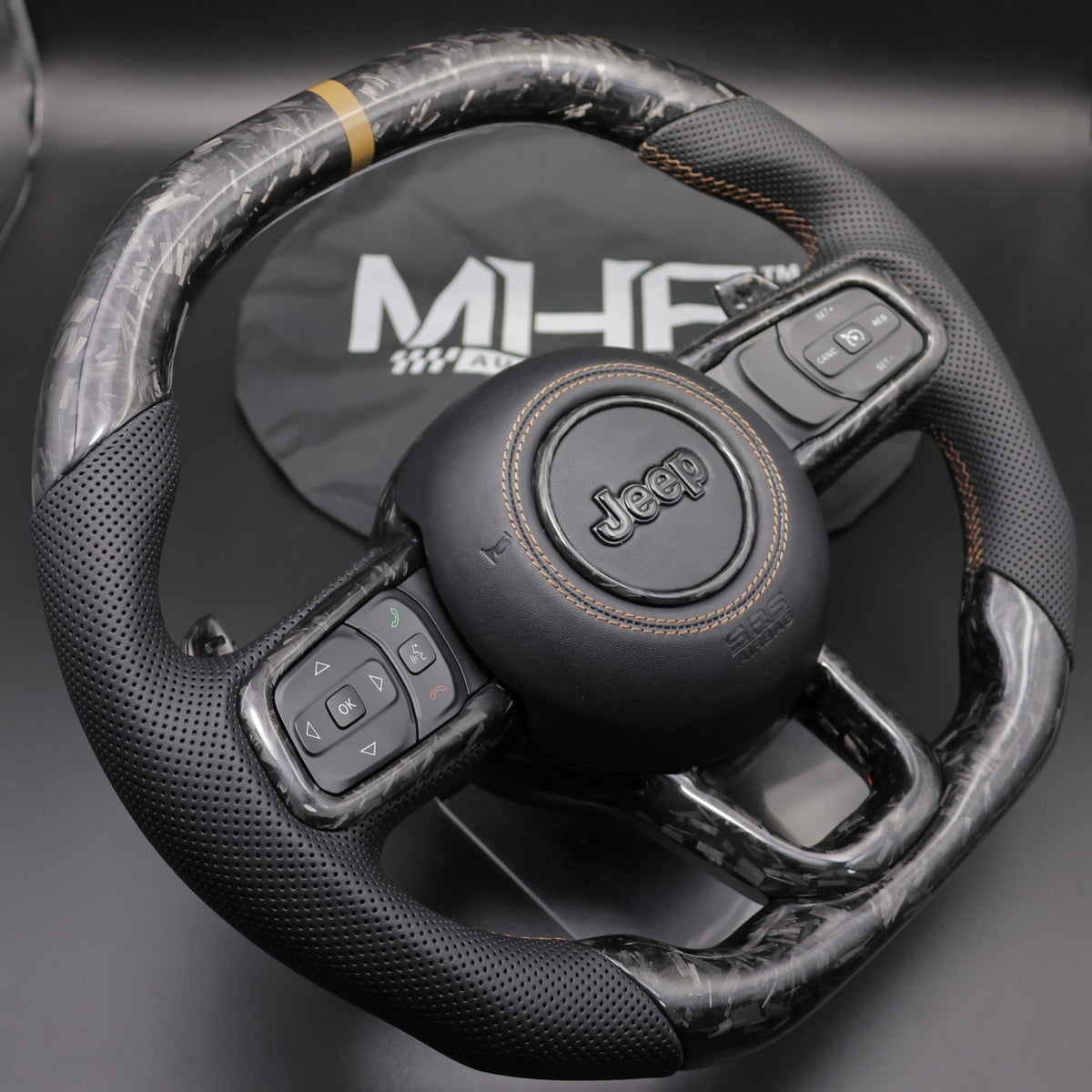 ポルシェクレスト付き ステアリング とスパルコホーンリング 2018+ JT / JL “Bronze Accent Forged Carbon” Jeep Wrangler Steering