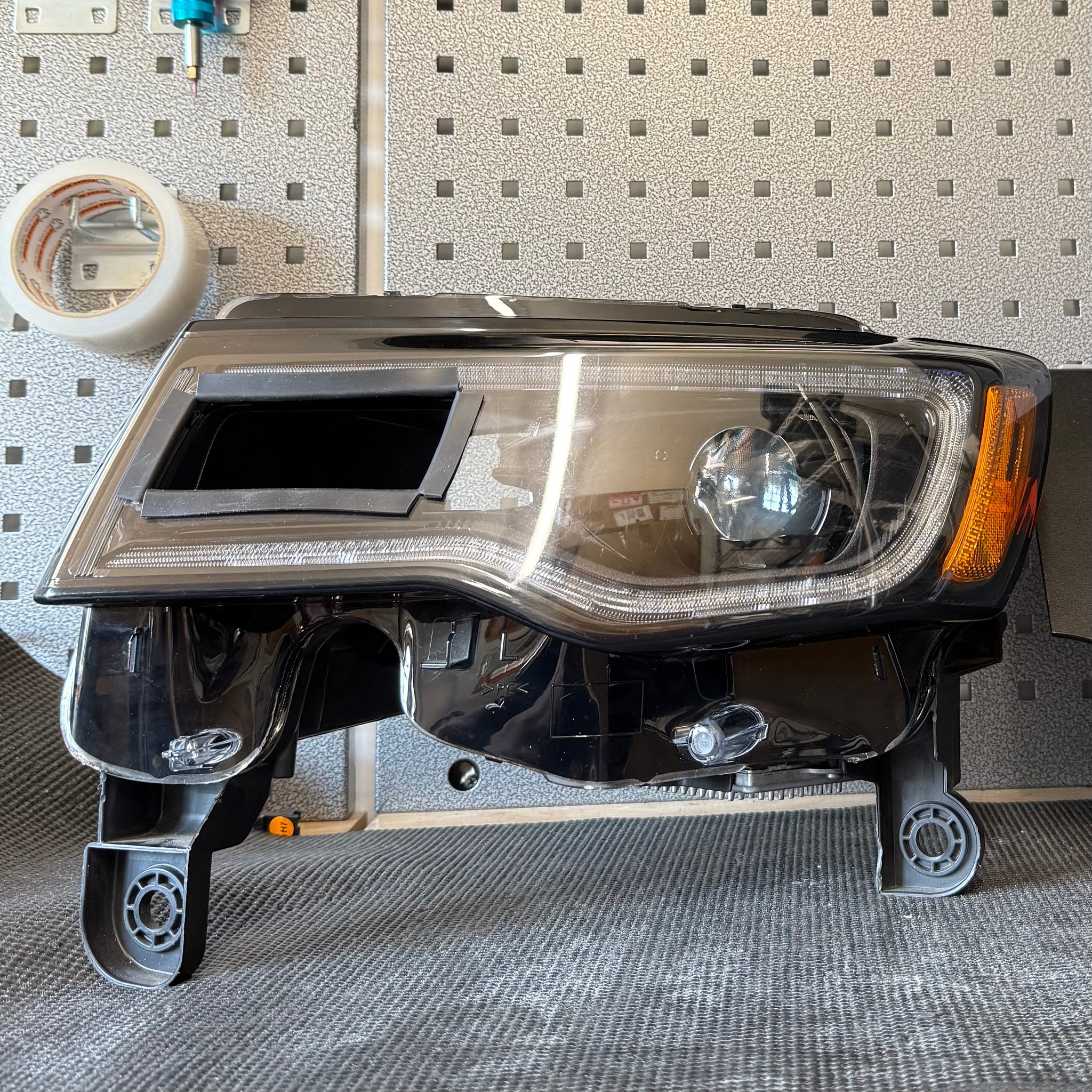 68223399AA Headlamp Mounting Bracket- Left Side GRAND CHEROKEE 2014 2021 - Foto 5